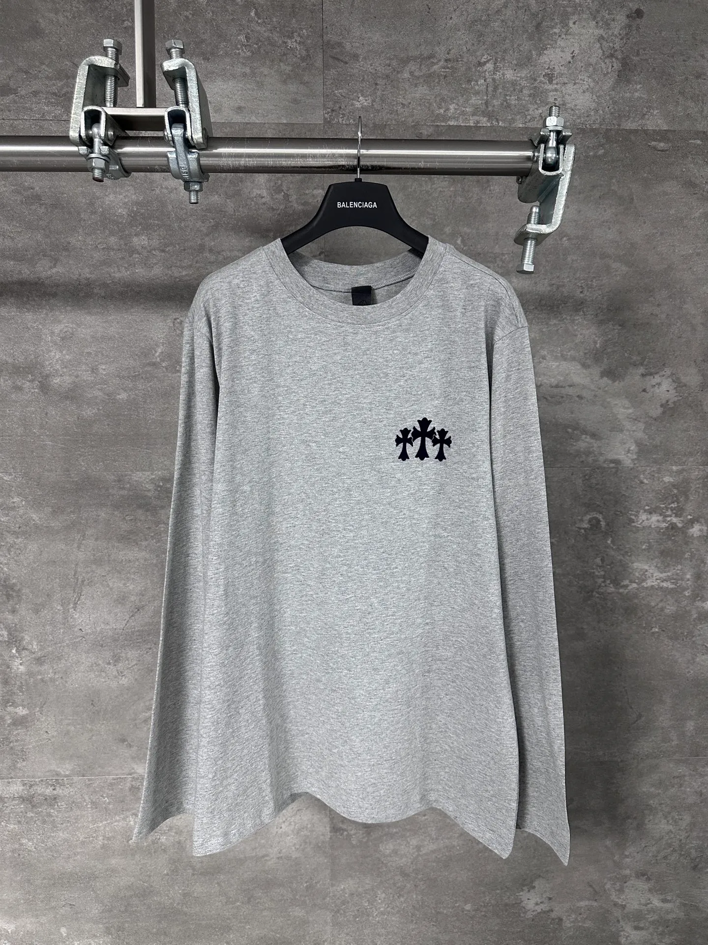 P290 Chrome Hearts/Chrome Hearts CH black flocked cross round neck long sleeves, custom-woven and dyed 40 yarn surface pattern with scratchy fabric, ready-made garments are made of YB consistent electrostatic flocking process, which is not an ordinary lettering mold process, and the colors are different at different angles. Brand new collar label (not the previous leather label) and washed label.  Size：S/M/L/XL